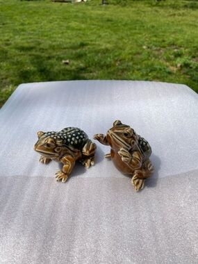 Vintage Japan Ceramic Frog Figurine Pair in Brown and Olive Ready To Jump 3 inch